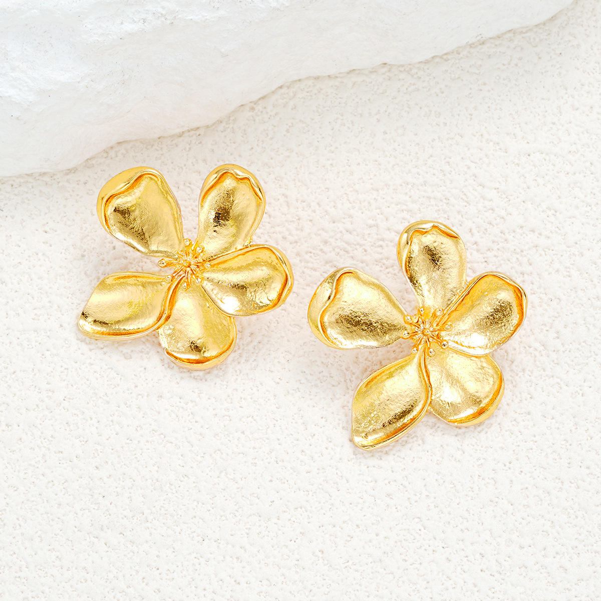 Exaggerated metallic texture, light luxury, three-dimensional flower earrings, French retro and high-end earrings that are selling well across borders from Europe and America Specification drawing