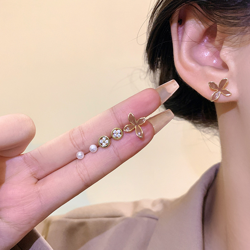 Three pairs of maple leaf ear-nourishing earrings in Korean style, small, fashionable and elegant, versatile pearl stud earrings, high-end earrings wholesale details Picture