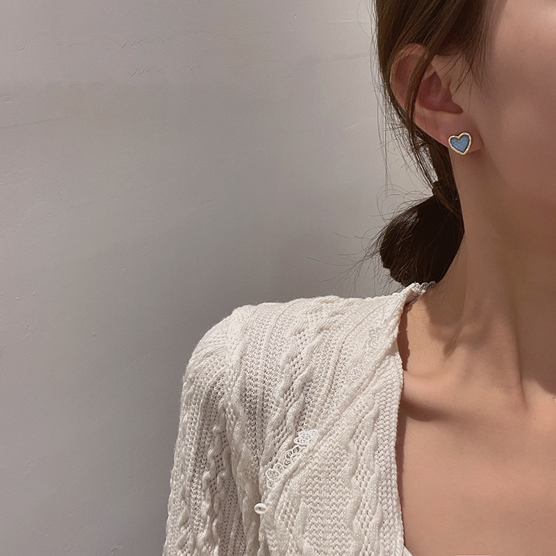 Dongdaemun, South Korea's heart-shaped fashionable stud earrings for women, featuring a minimalist and cool style on Instagram. These are niche design and elegant earrings Application Scenario