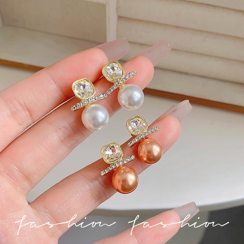 Diamond-encrusted pearl geometric silver needle stud earrings for women, retro, light luxury and high-end style, simple French Chanel style earrings full figure