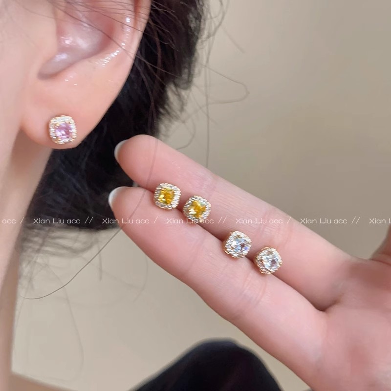 Sparkling small square diamond zircon stud earrings for women, exquisite, fashionable and high-end style earrings, niche design, versatile and unique earrings full figure