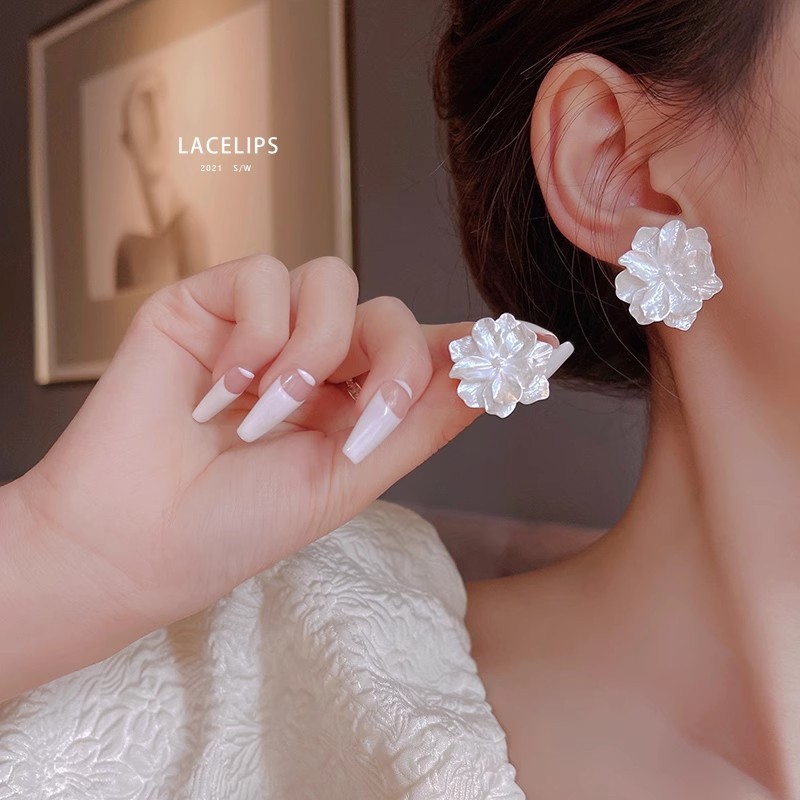 925 Silver Needle White Flower Earrings for Women, Summer 2024 new trendy and niche stud earrings, retro French earrings full figure