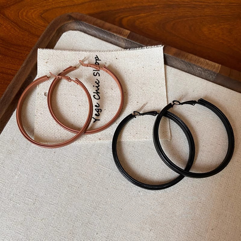 The Maillard leather hoop earrings for autumn and winter are a light luxury, fashionable and high-end look for women. The stud earrings are a niche design with a unique style Application Scenario