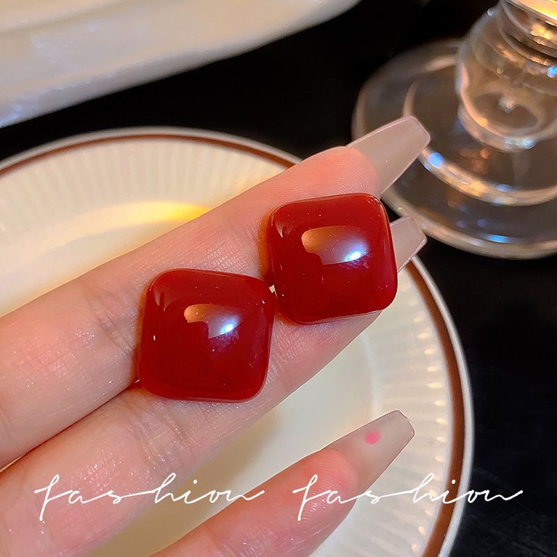 The whitening Ankela red square stud earrings exude a retro charm and a high-end feel for women. The light luxury design of these earrings is in the style of Hepburn full figure