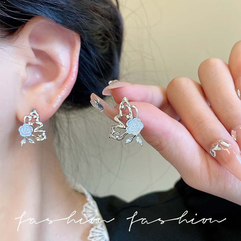 Butterfly Love Flower Rose Butterfly Stud Earrings, a new and unique Korean-style high-end earring for women, with a niche design and personalized earrings Specification drawing