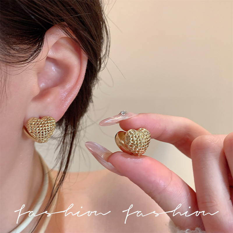 Light luxury metal heart-shaped earrings, unique and niche design for women, cold style ear studs, 2025 new classic ear buckles details Picture