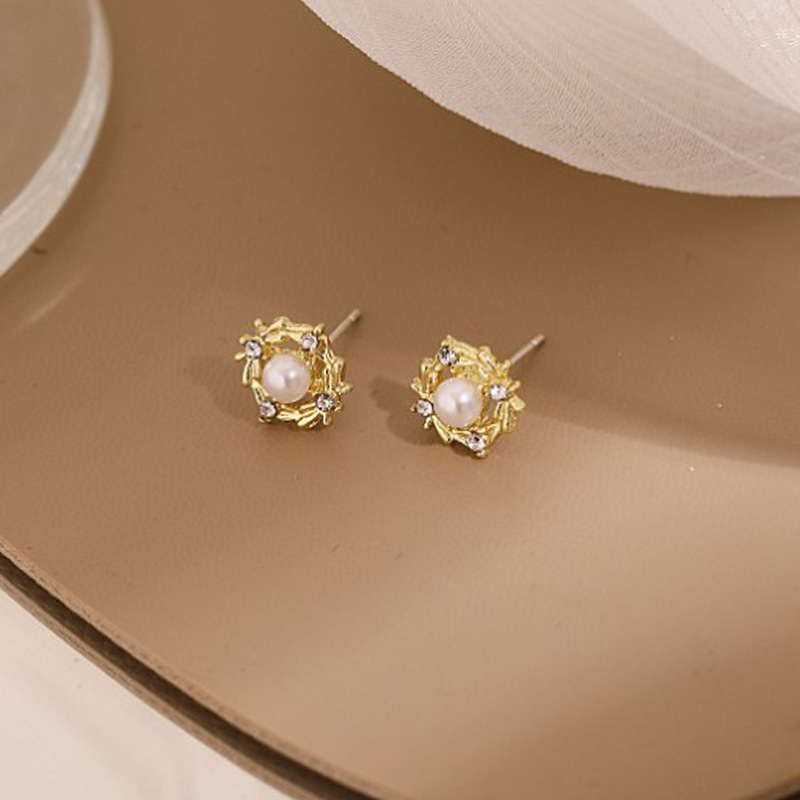 Silver Needle S925 Korean pearl and rhinestone hollowed-out garland stud earrings and small accessories, one-piece dropshipping details Picture