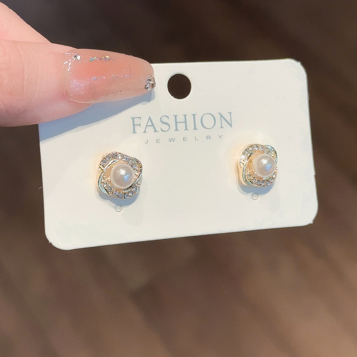 Korean exquisite and compact pearl and diamond-encrusted high-end and elegant stud earrings for women details Picture