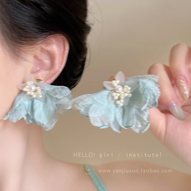 Ethereal and sweet yellow pearl flower earrings, unique and exaggerated for women to show off their faces, small stud earrings, seaside vacation photo earrings Specification drawing