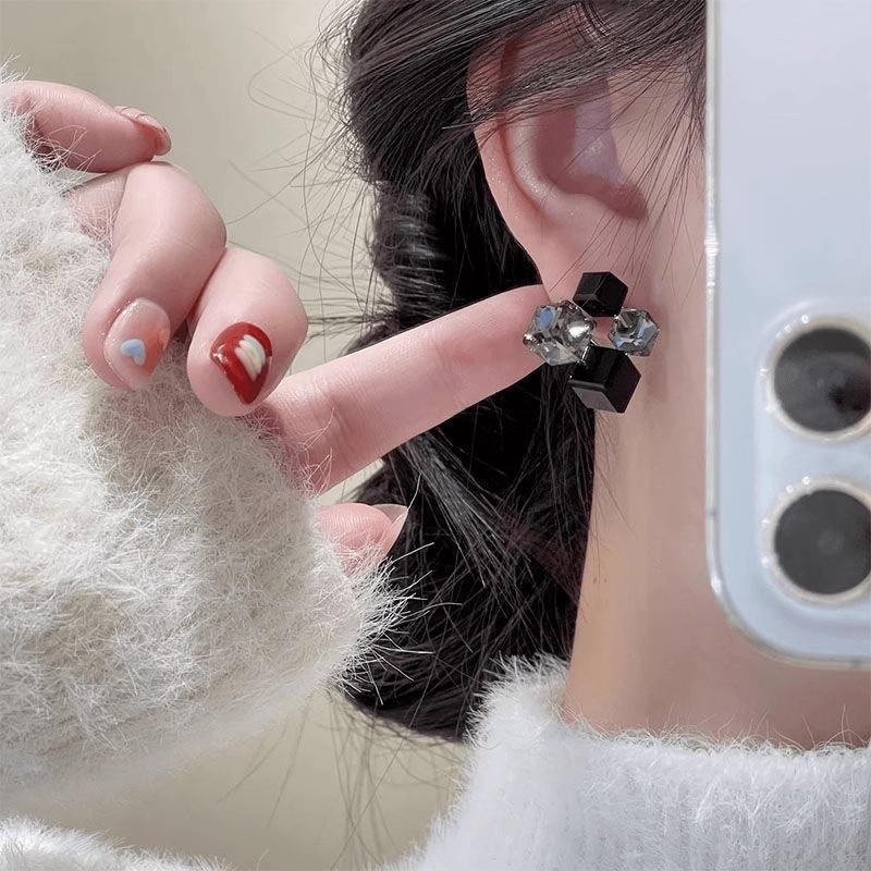 925 Silver needle retro style Autumn and winter black three-dimensional diamond geometric earrings, high-end and niche design, light luxury stud earrings for women full figure