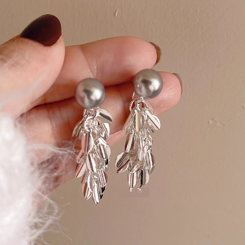 Silver and bright small leaf tassels, pale grey pearl stud earrings, 925 silver needle, super fairy-like, slimming and elegant earrings and pendants Application Scenario