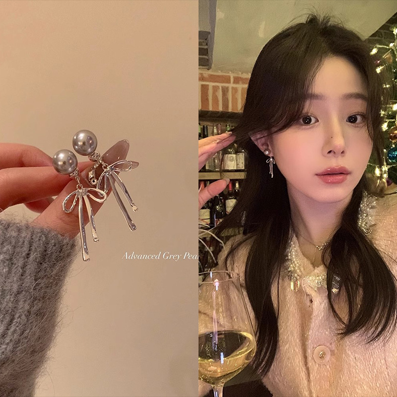 Two-piece grey pearl earrings with a cold and feminine style, unique bow earrings, silver needles, and high-end gold stud accessories full figure