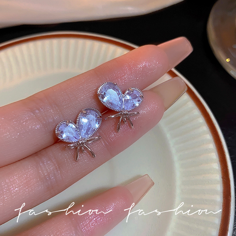 Light luxury super flash zircon heart-shaped stud earrings with unique design, exuding a sense of sophistication and elegance. Versatile earrings for socialites, women's silver needle wholesale full figure