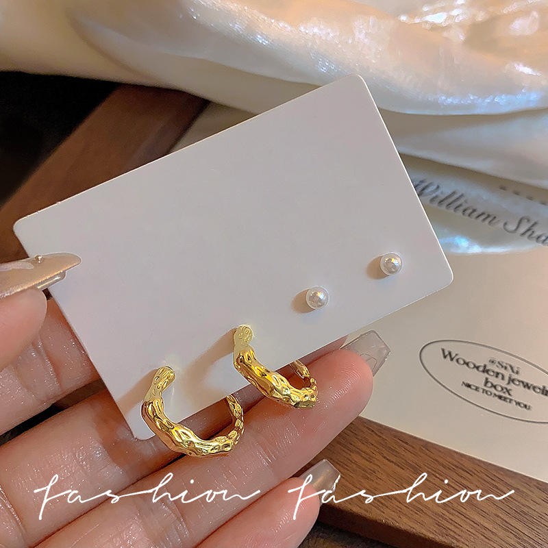 Pleated metal ear ring earrings, women's C-shaped irregular design sense, niche and individual earrings, high-end pearl stud earrings full figure