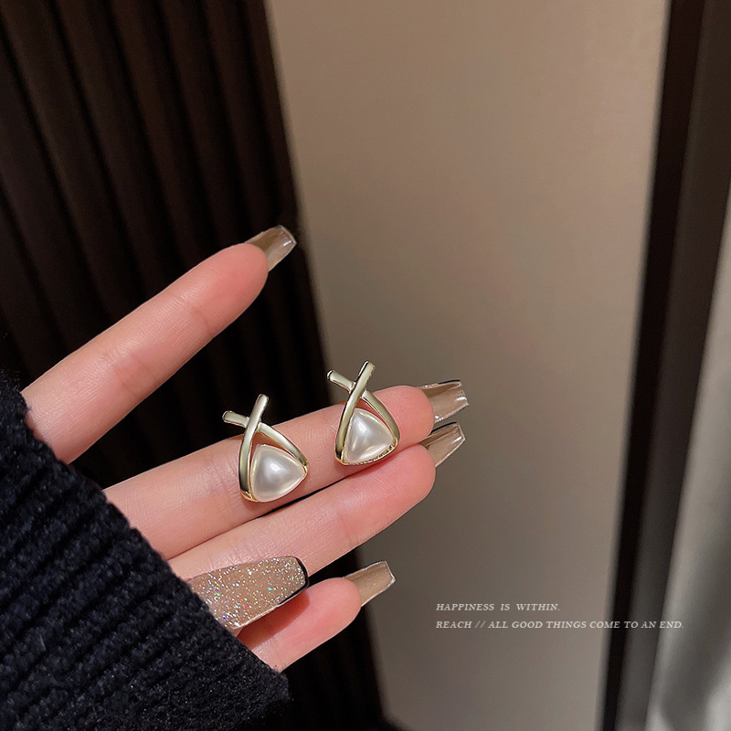 925 Silver needle retro cross design pearl earrings, small, simple and elegant women's earrings, ins style earrings wholesale full figure