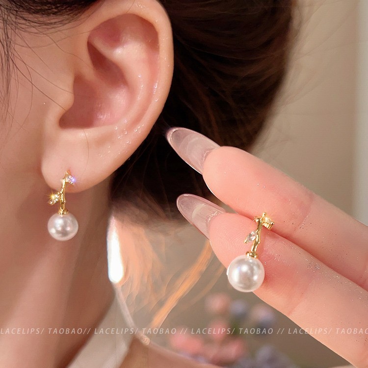 Golden zircon cross-leaf pearl stud earrings, a unique two-pair earring design for women, with a niche and elegant style. Silver needle earrings Application Scenario