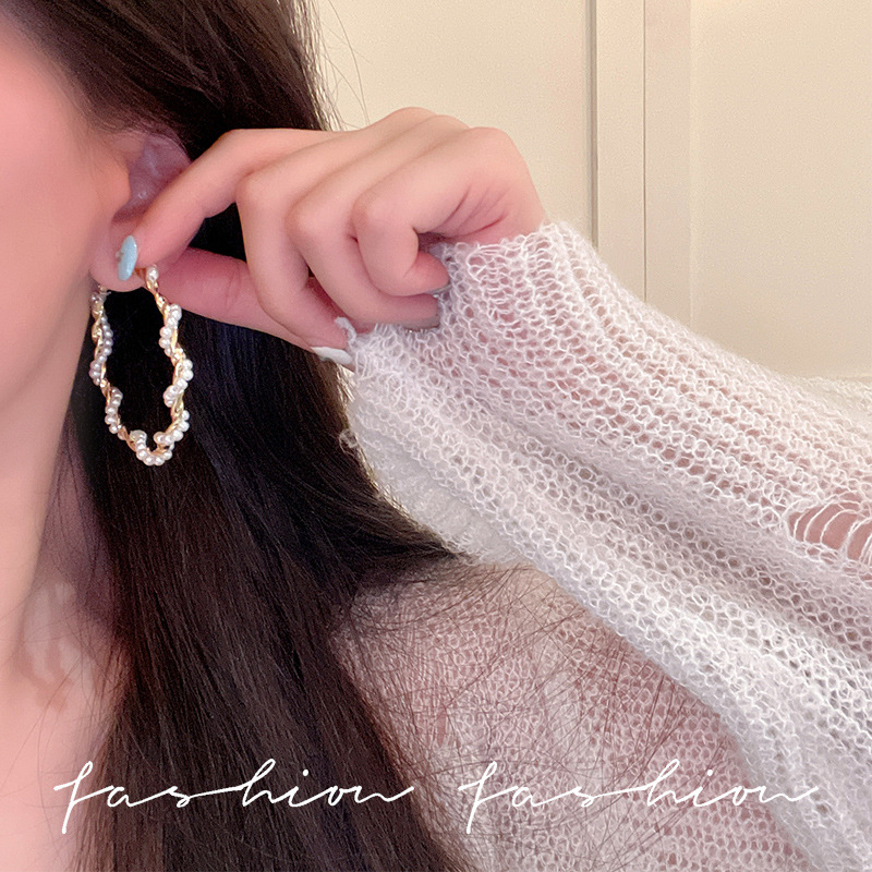 European and American wrapped pearl metal ring earrings, ins, Korean Dongdaemun round face slimming exaggerated geometric earrings Application Scenario