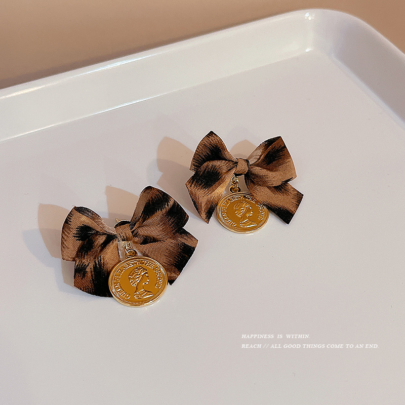 European and American retro and unique bow earrings, elegant autumn and winter leopard print earrings, fashionable and popular on Instagram earrings Specification drawing