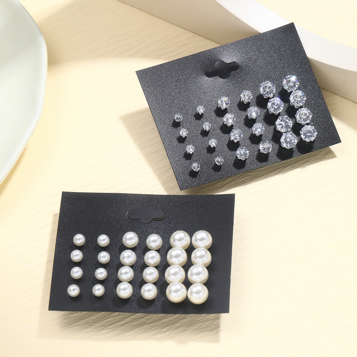 A 24-piece set of retro imitation pearl stud earrings from Europe, America and America, a new cross-border fashion and simple six-prong dot diamond earrings Specification drawing
