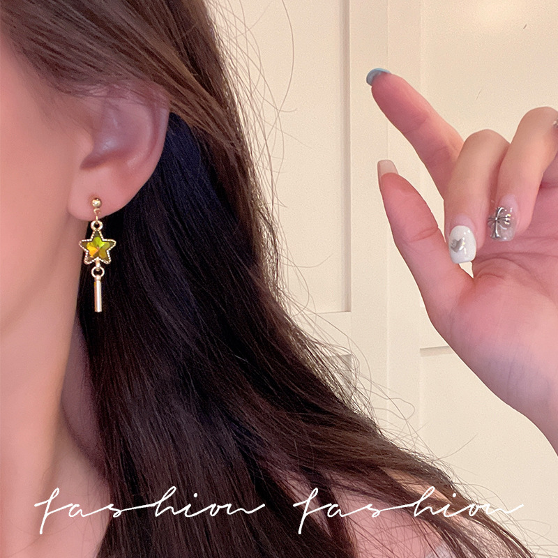 The new Korean S925 silver needle earrings, asymmetrical iriered five-pointed star stud earrings, are fashionable, versatile and simple pearl earrings Application Scenario