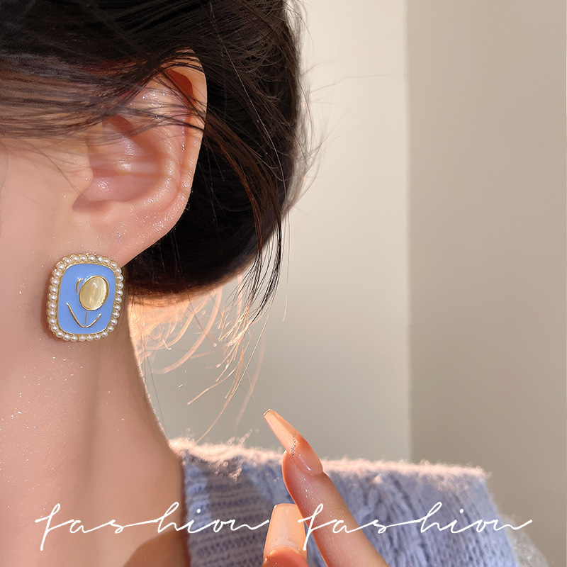 Silver needle cat's eye stone tulip flower pearl earrings, French design sense, elegant stud earrings, fresh and delicate earrings for women Application Scenario