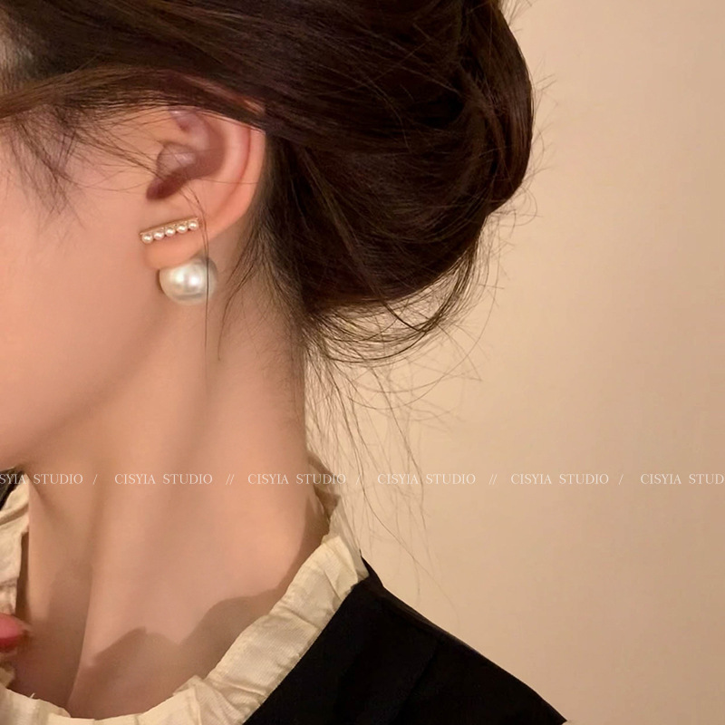 Japanese and Korean light luxury pearl stud earrings, women's niche design sense, fashionable and high-end earrings, 2023 new trendy retro earrings Application Scenario