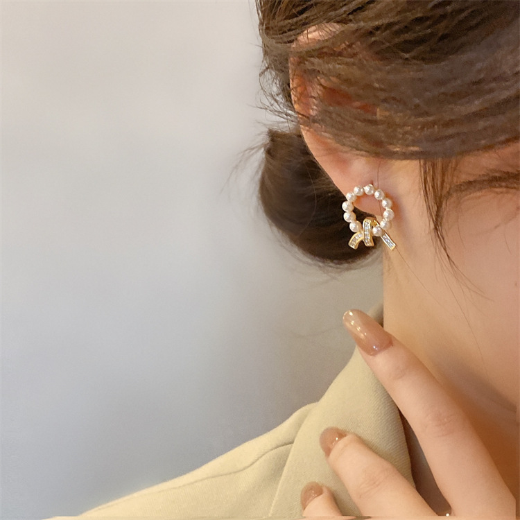 S925 Silver needle Stud Pearl Earrings, women's earring feel, light luxury stud, new trendy style, versatile and high-end Application Scenario