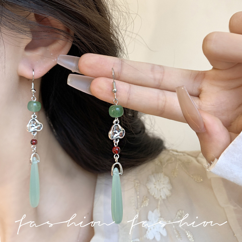 New Chinese-style imitation jade pendant earrings for women, retro Chinese-style beaded cheongsam ear studs, long tassel ear hanging earrings details Picture