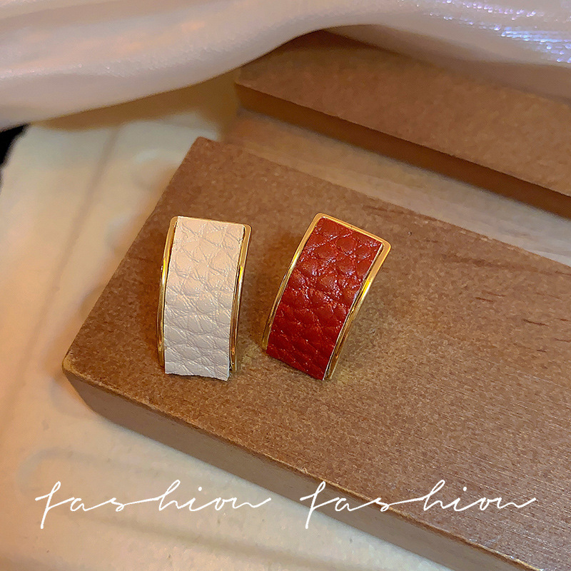 Retro C-shaped leather stud earrings for women, with a niche design sense, high-end and unique earrings, elegant earrings, new style in 2025 Specification drawing