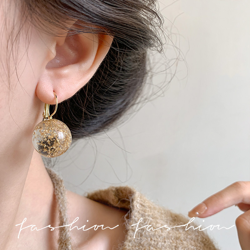 Amber gold foil retro transparent coffee large round ear buckle earrings, autumn and winter high-end, gentle and face-enhancing small earrings for women wholesale Application Scenario