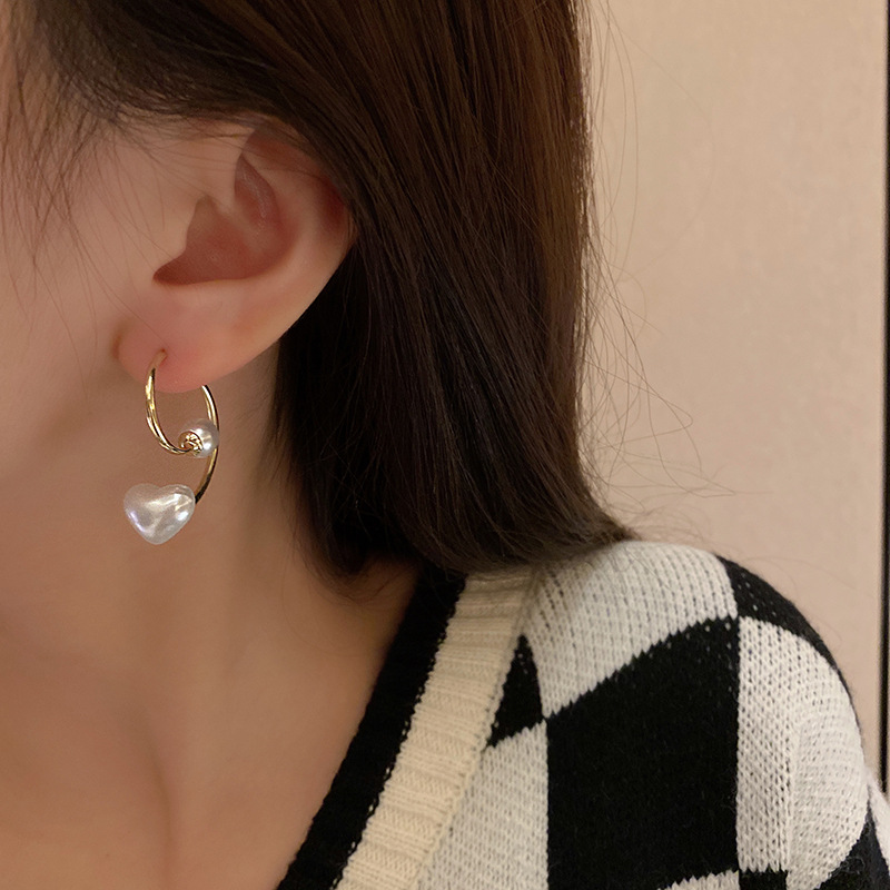 S925 silver needle niche geometric heart-shaped pearl earrings, women's Instagram simple and individual stud earrings, new fashionable earrings trend Application Scenario