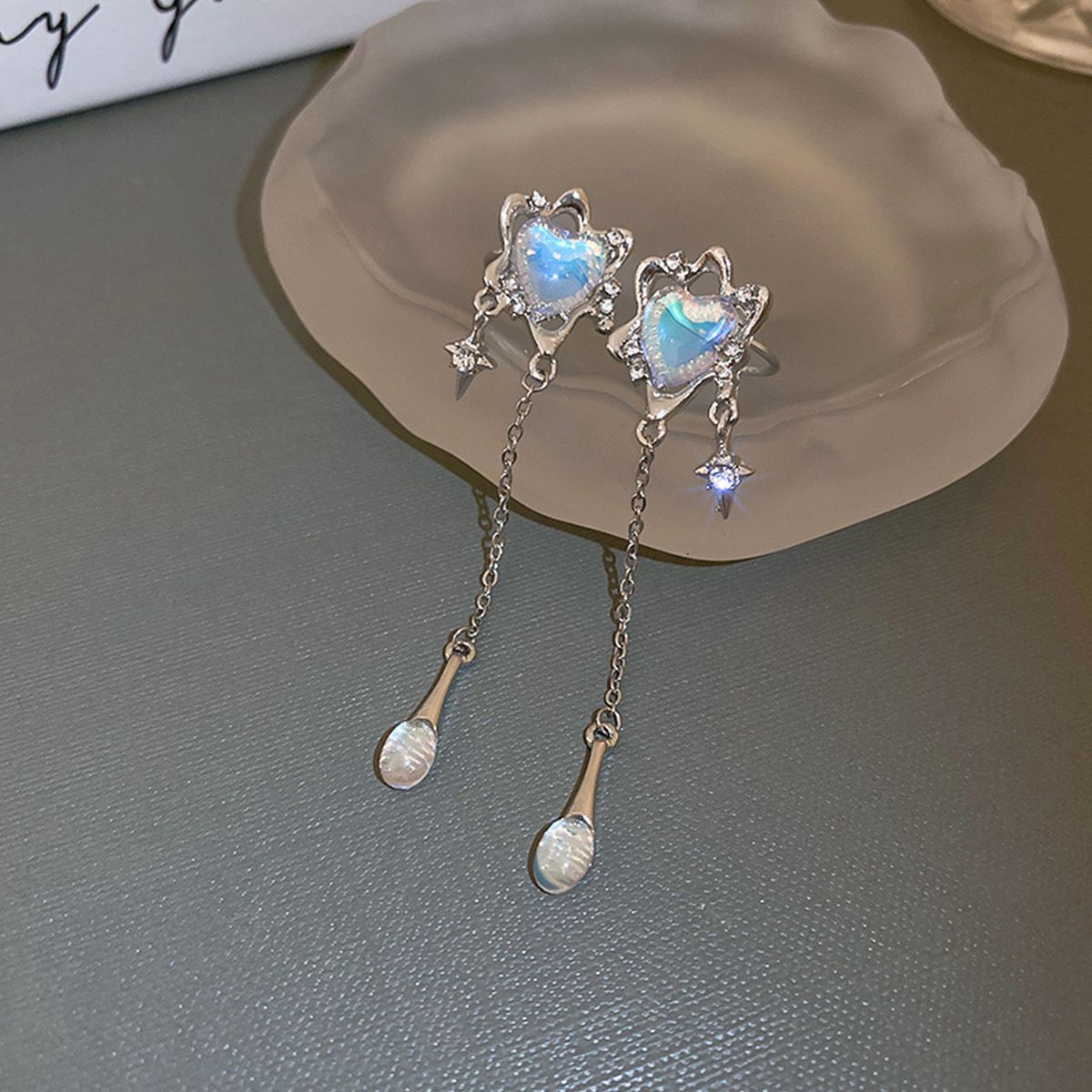 Cross-border niche heart-shaped four-pointed star tassel earrings, cold style light luxury earrings, long tassel imitation pearl women's ear clips full figure