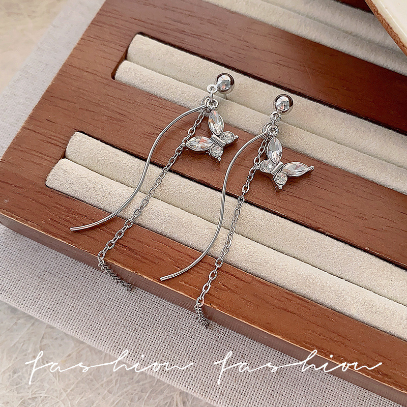 Super ethereal butterfly tassel stud earrings, feminine charm, Korean personality, long and slimming earrings that make the face look slimmer, light luxury and high-end earrings Application Scenario
