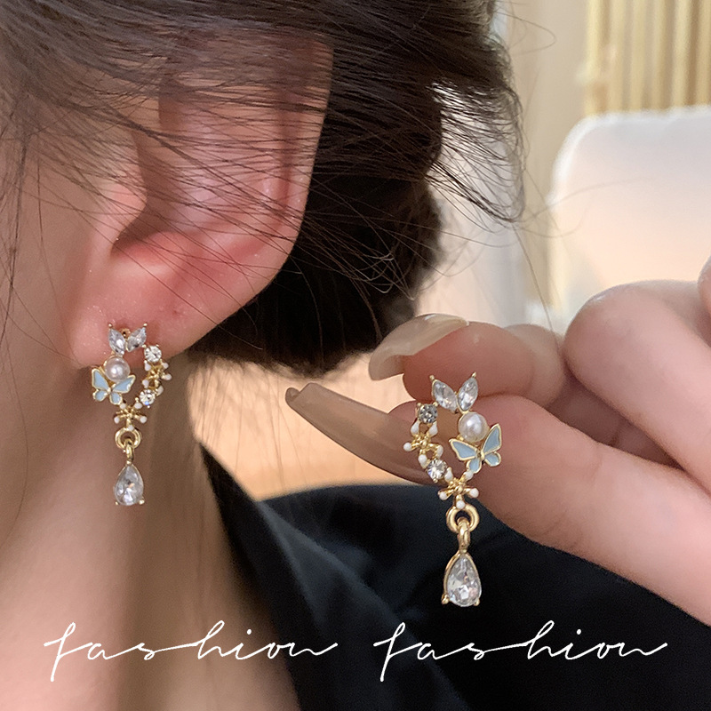 Silver needle elegance, butterfly flower pearl earrings, light luxury, niche stud earrings, women's earrings, high-end feel, Yiwu accessories wholesale Application Scenario