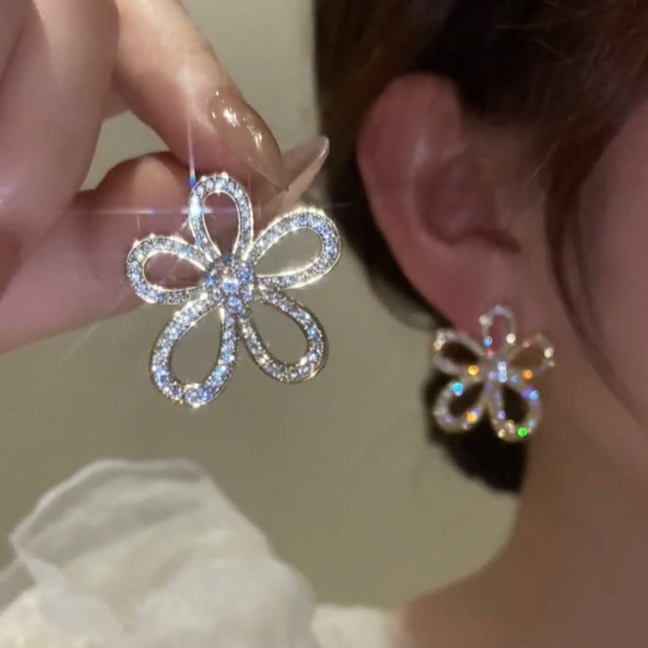 Korean diamond-encrusted hollowed-out sunflower-shaped stud earrings with a fashionable, elegant, niche and high-end design sense full figure