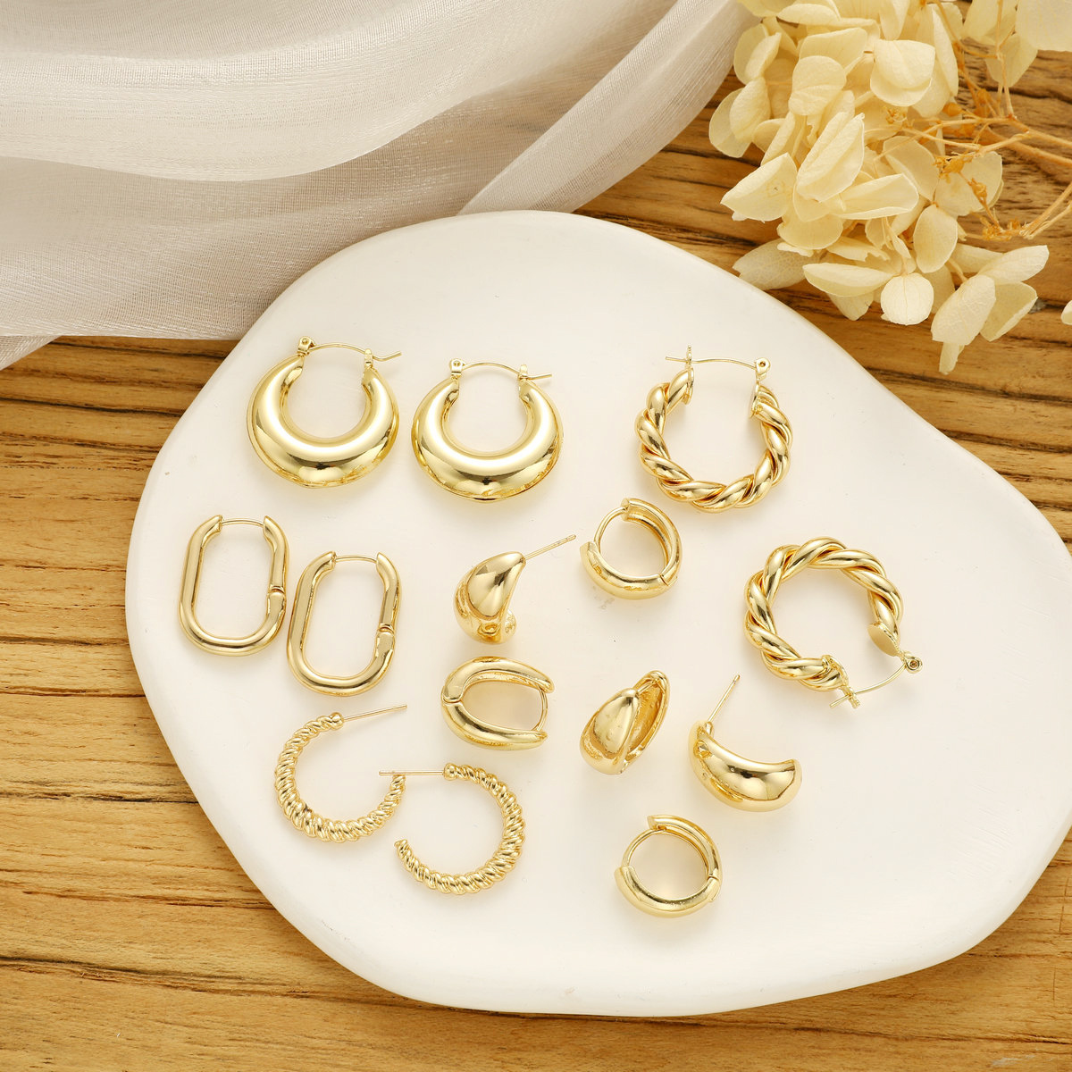 Amazon's best-selling gold hoop earrings, minimalist U-shaped twisted ring earrings, unique texture, gold and silver two-color earrings details Picture