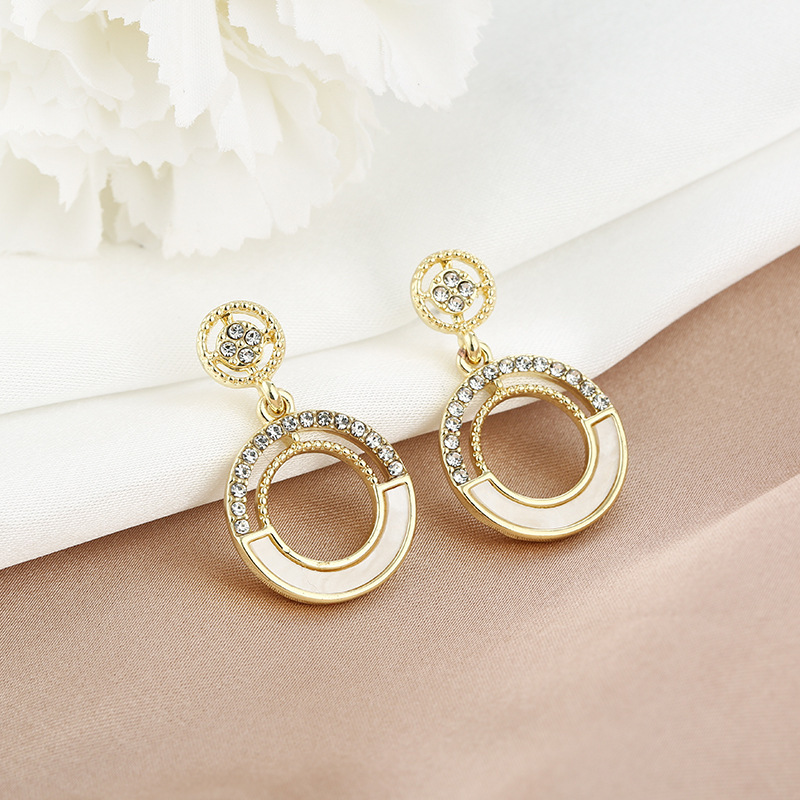 S925 silver needle, stylish and stylish, diamond-encruted round earrings, trendy and versatile earrings, Korean earrings Application Scenario