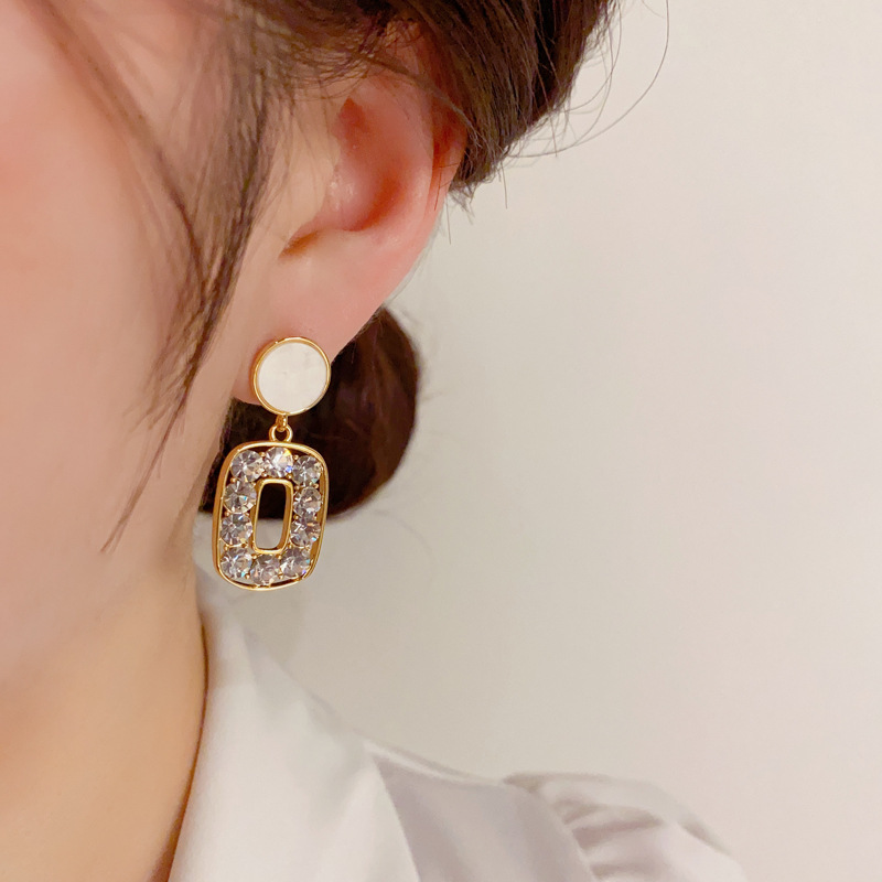 S925 Silver needle retro Hong Kong-style square diamond-encrusted earrings, feminine and fashionable geometric design earrings, wholesale Application Scenario