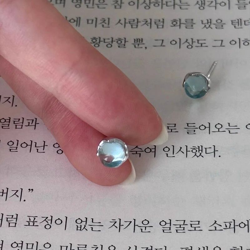 Korean-style lake ice transparent blue stud earrings for women, light luxury, fashionable and high-end style earrings, cold and unique earrings details Picture