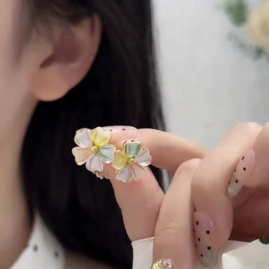 Dopamine colorful flower stud earrings are small and exquisite, with a forest-style temperament. They are a niche sweet ear accessory suitable for spring details Picture