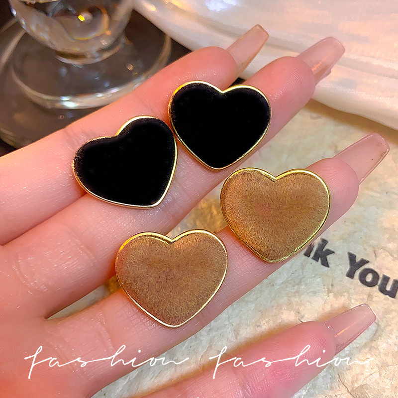 Retro flocked heart-shaped earrings for women, simple and versatile for autumn and winter, trendy ear studs, fashionable earrings full figure