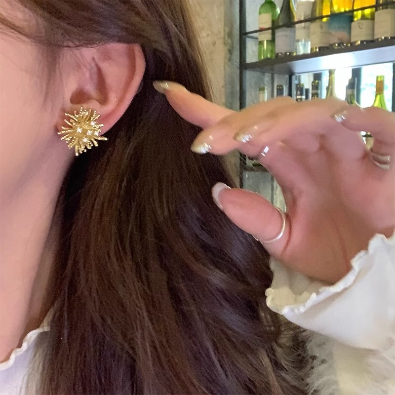 Exaggerated dandelion stud earrings with a light luxury and high-end feel, autumn and winter retro style earrings, extremely beautiful, niche and unique zircon earrings Specification drawing