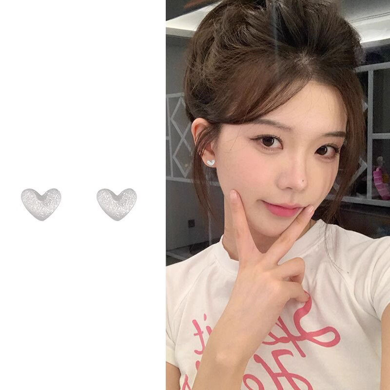 Korean version exquisite and small heart-shaped stud earrings, a niche design for women, fashionable and versatile earrings, sweet and elegant, simple earrings full figure