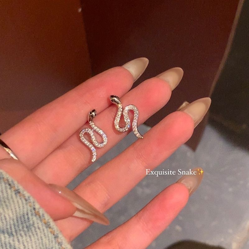 A chaebol female lead with snake-shaped ear studs, a unique and distinctive style, light luxury, exquisite and high-end design earrings for women full figure