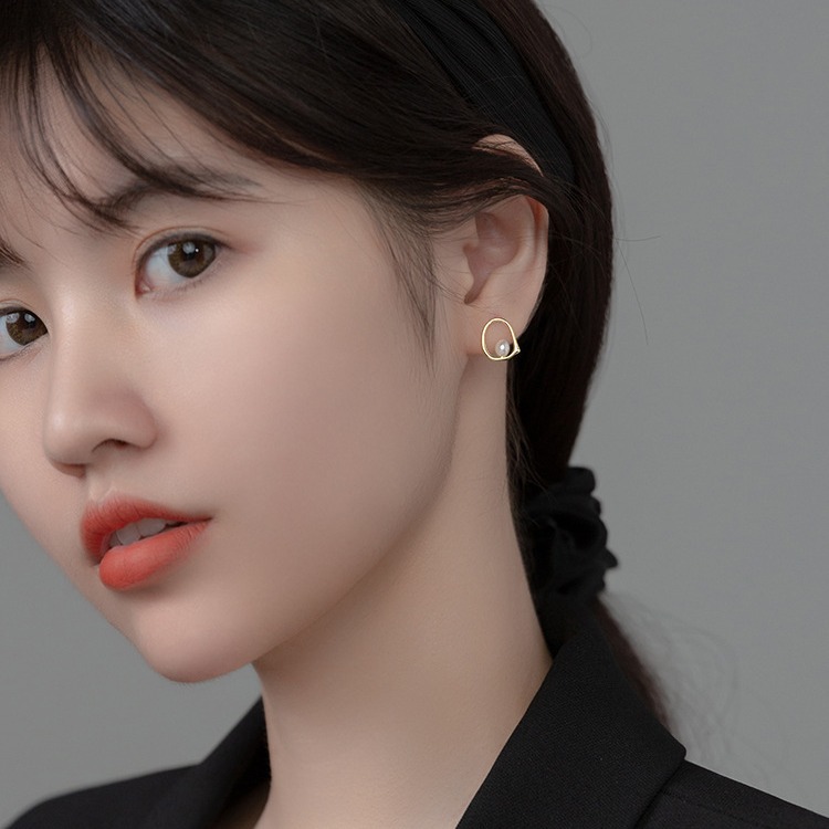 S925 silver needle stud earrings, simple and elegant, hollowed-out geometric pearl earrings, Japanese and Korean version women's fashionable and small earrings Specification drawing