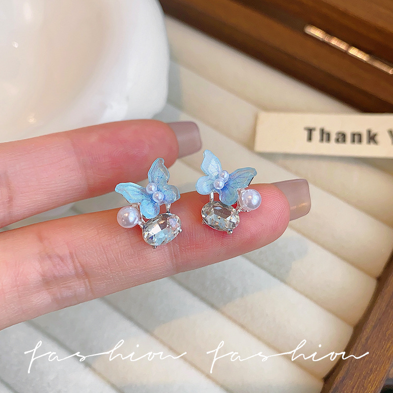 Blue butterfly pearl stud earrings are a light luxury, niche, high-end, exquisite, fashionable and elegant earring accessory for women, a fresh and delicate look details Picture