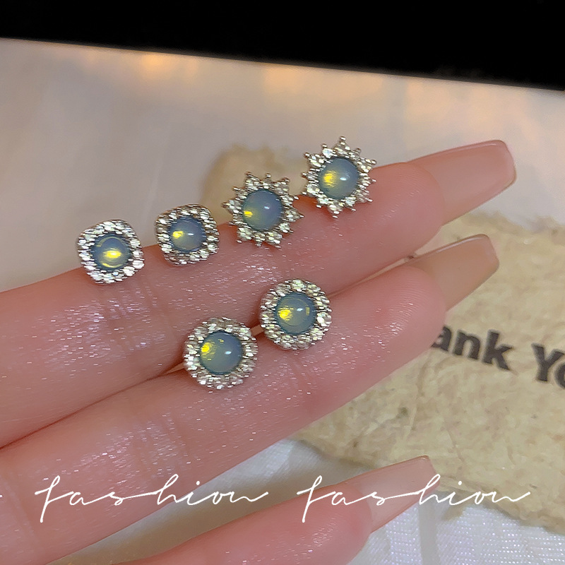 S925 Silver Needle Gentle crystal Stud earrings for women, with a light luxury, exquisite and cool feel, are unique and niche ear accessories full figure
