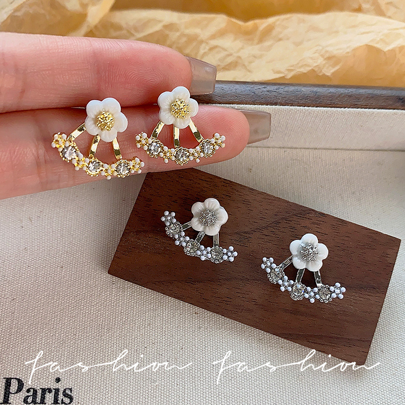 Fashionable Daisy flower earrings, fresh and exquisite stud earrings, 925 silver needle design sense, elegant and stylish earrings, high-end earrings full figure