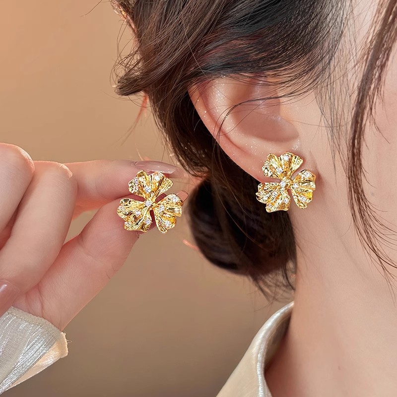 Golden pleated micro-inlaid flower stud earrings are fashionable commuter metal earrings for women, exuding a sense of high-end, light luxury and unique full figure