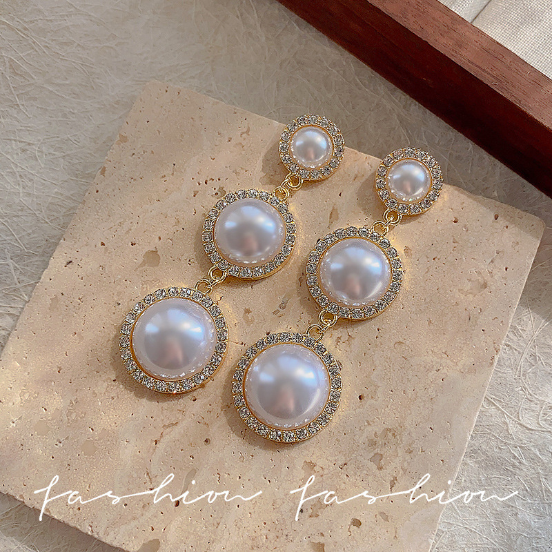 Exaggerated and grand pearl earrings for women, a new style in 2025, with a trendy and high-end feel. French and retro Hong Kong-style earrings are popular Application Scenario